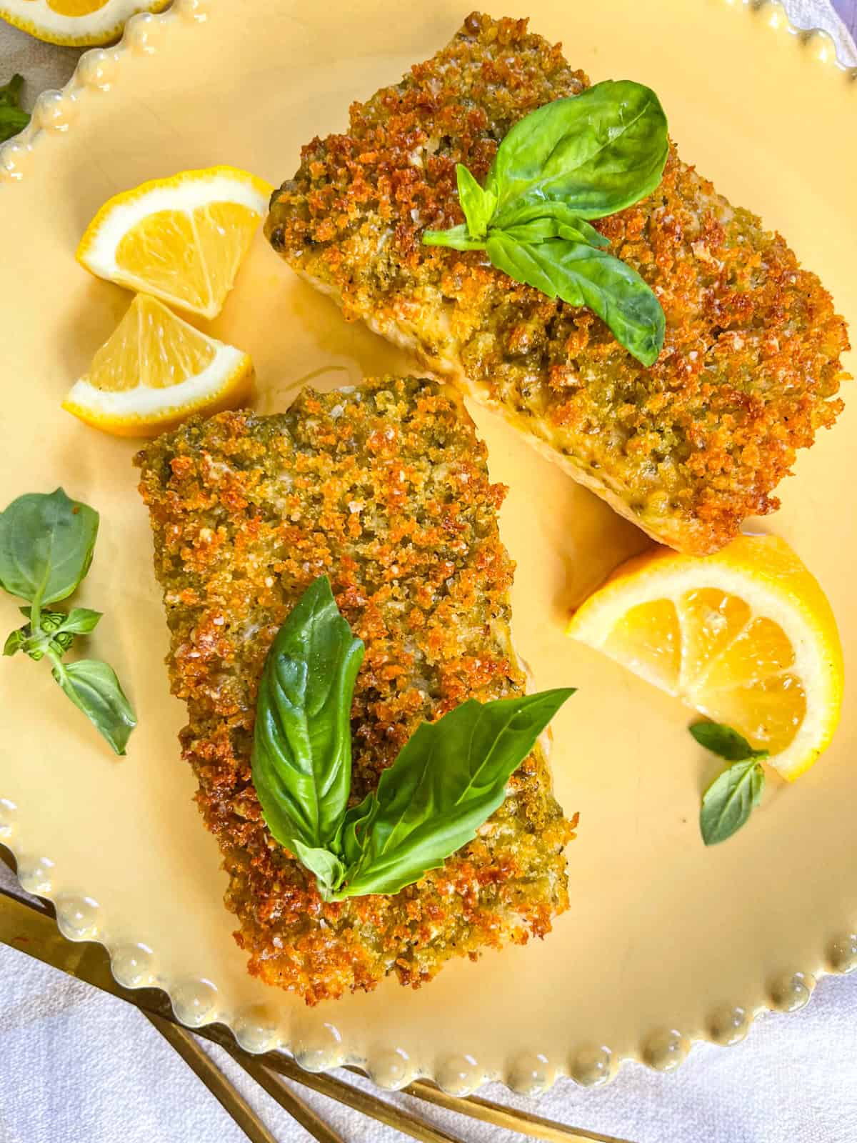pesto panko air fryer fish on a yellow plate.