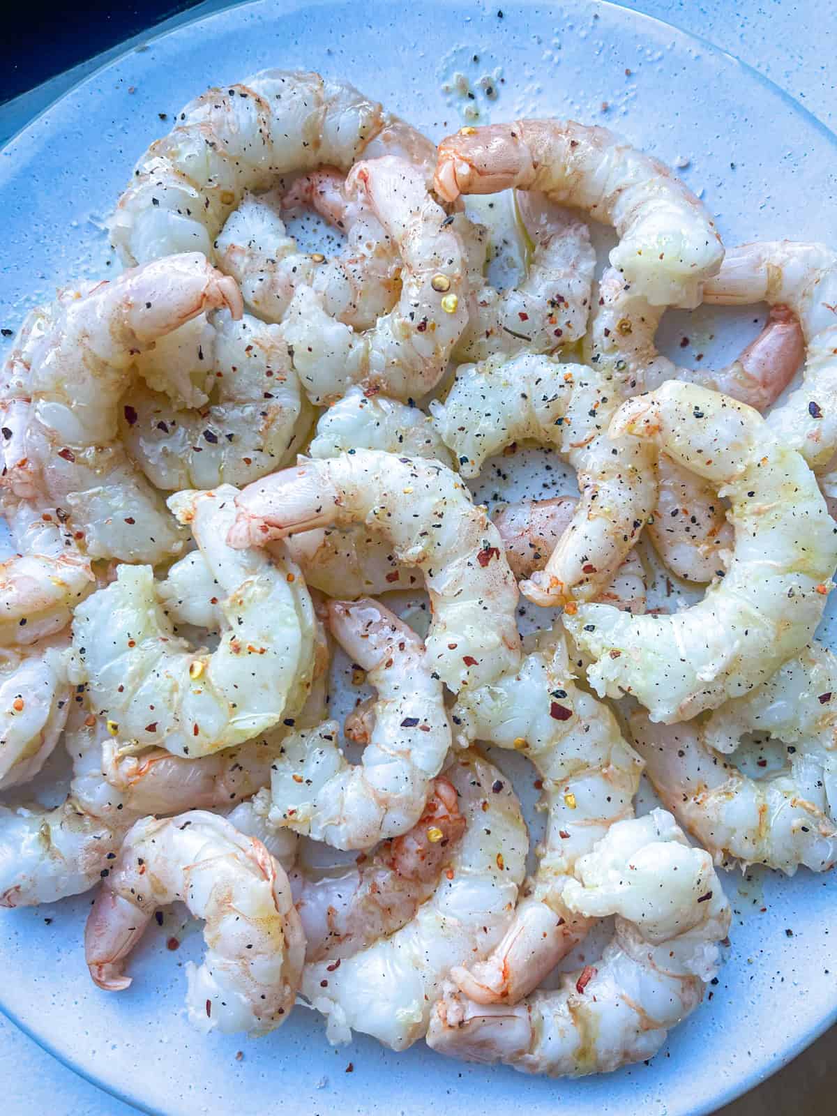 Shrimp seasoned in a plate