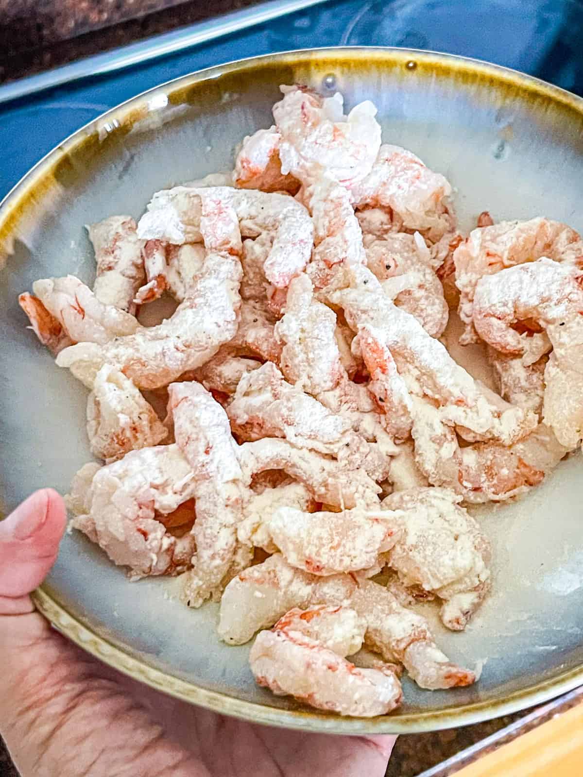 Shrimp with flour in a bowl.