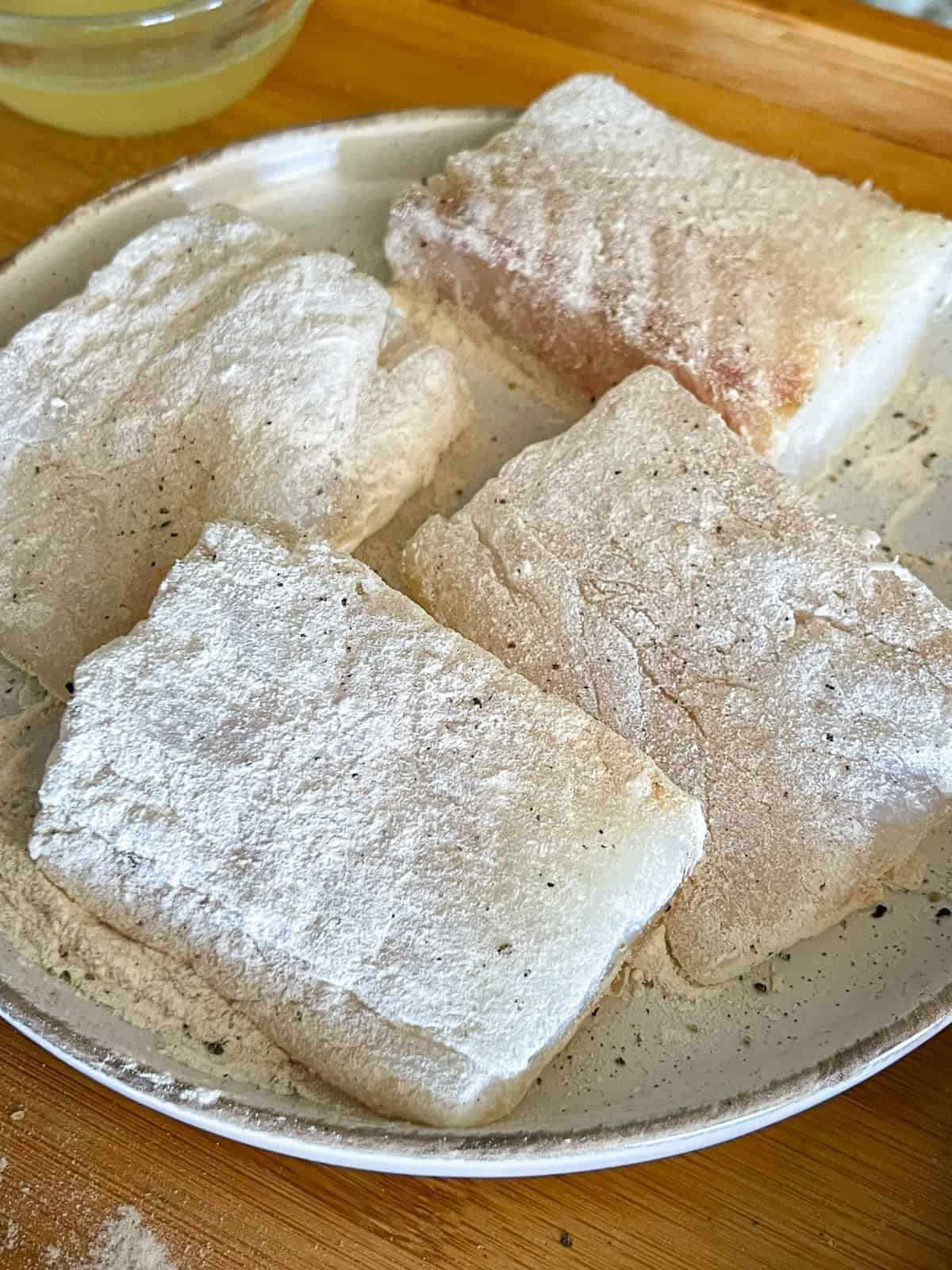 Cod dreaded in flour.